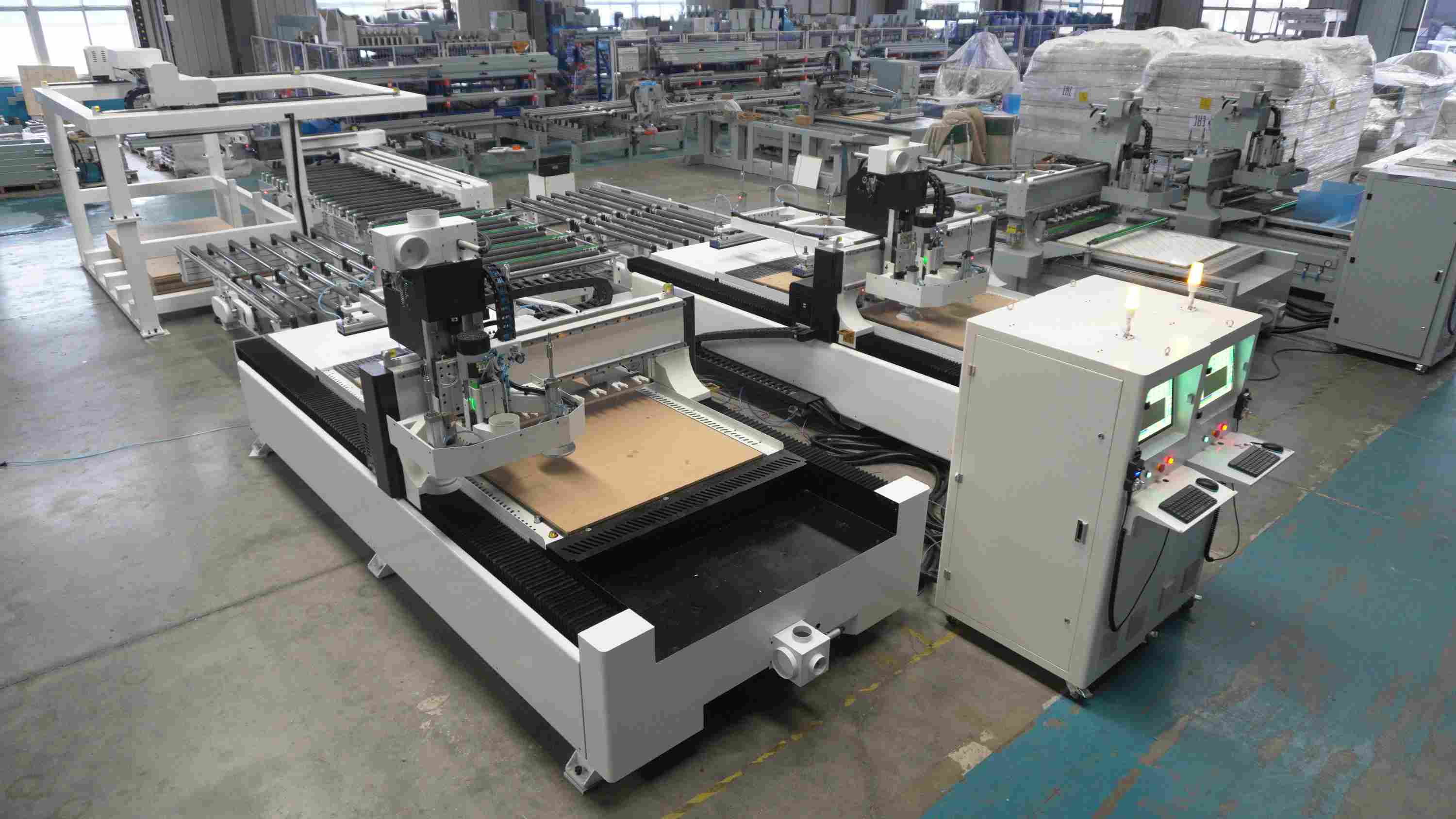 Línea de producción de muebles a medida M12(1+2) con carga mediante grúa pórtico.