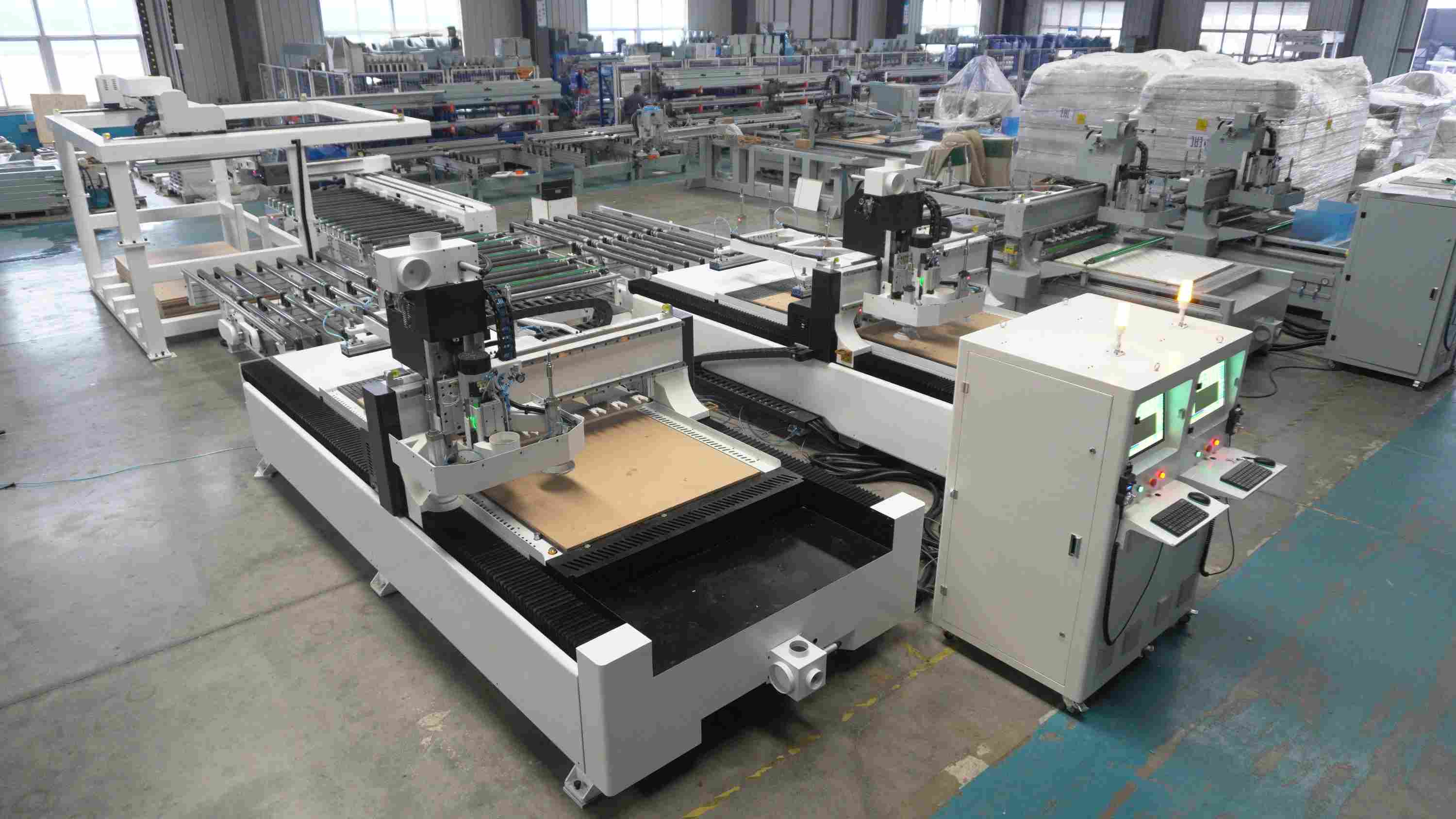 Línea de producción de muebles a medida M12(1+2) con carga mediante grúa pórtico.