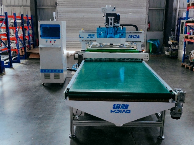 Fresadora CNC M12A con dispositivos de recolección de polvo superior e inferior.