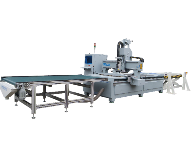 Fresadora CNC M8 con carga y descarga automática de tableros de madera.