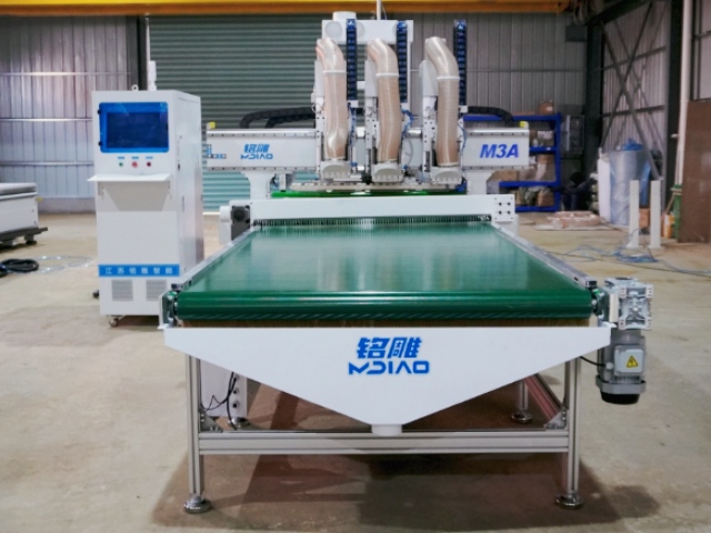 Fresadora CNC M3-12 con tres husillos principales y un cargador lineal de 12 herramientas.
