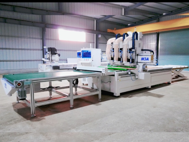 Fresadora CNC M3-12 con tres husillos principales y un cargador lineal de 12 herramientas.
