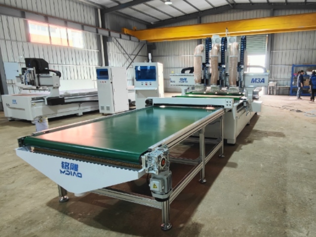 Fresadora CNC M3-12 con tres husillos principales y un cargador lineal de 12 herramientas.