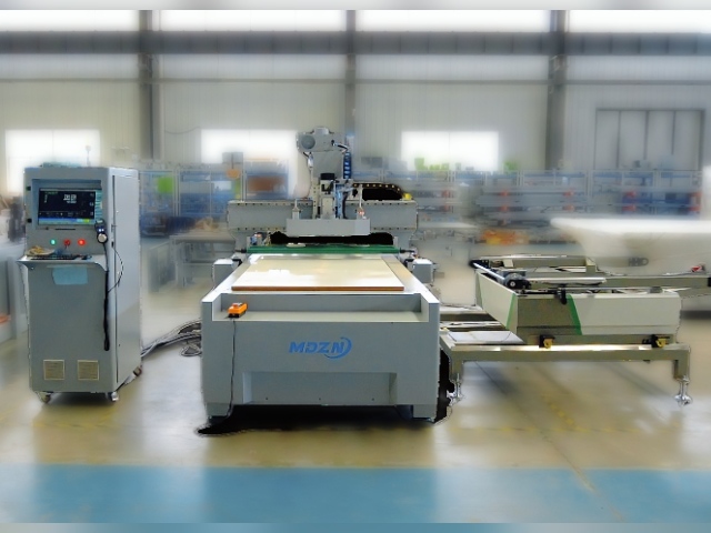 Router CNC M12 y equipo de volteo automático