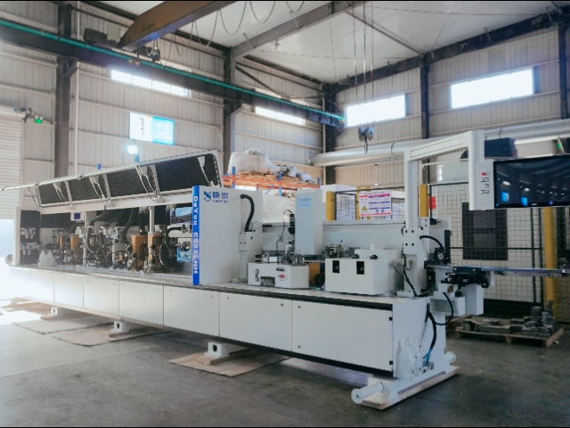 Máquina canteadora de tableros estrechos E952LNH con función de alineación horizontal