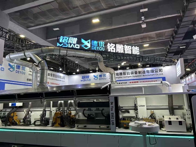 ¿Cómo eliminar las líneas de pegamento y aumentar la eficiencia del canteado de tableros estrechos en un 30 %? – MDZN presenta su máquina canteadora horizontal servoaccionada en Guangzhou.