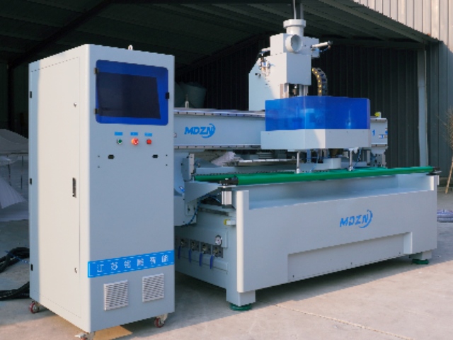 Fresadora CNC M8 (6 x 10) con cambiador automático de herramientas de 8 estaciones.